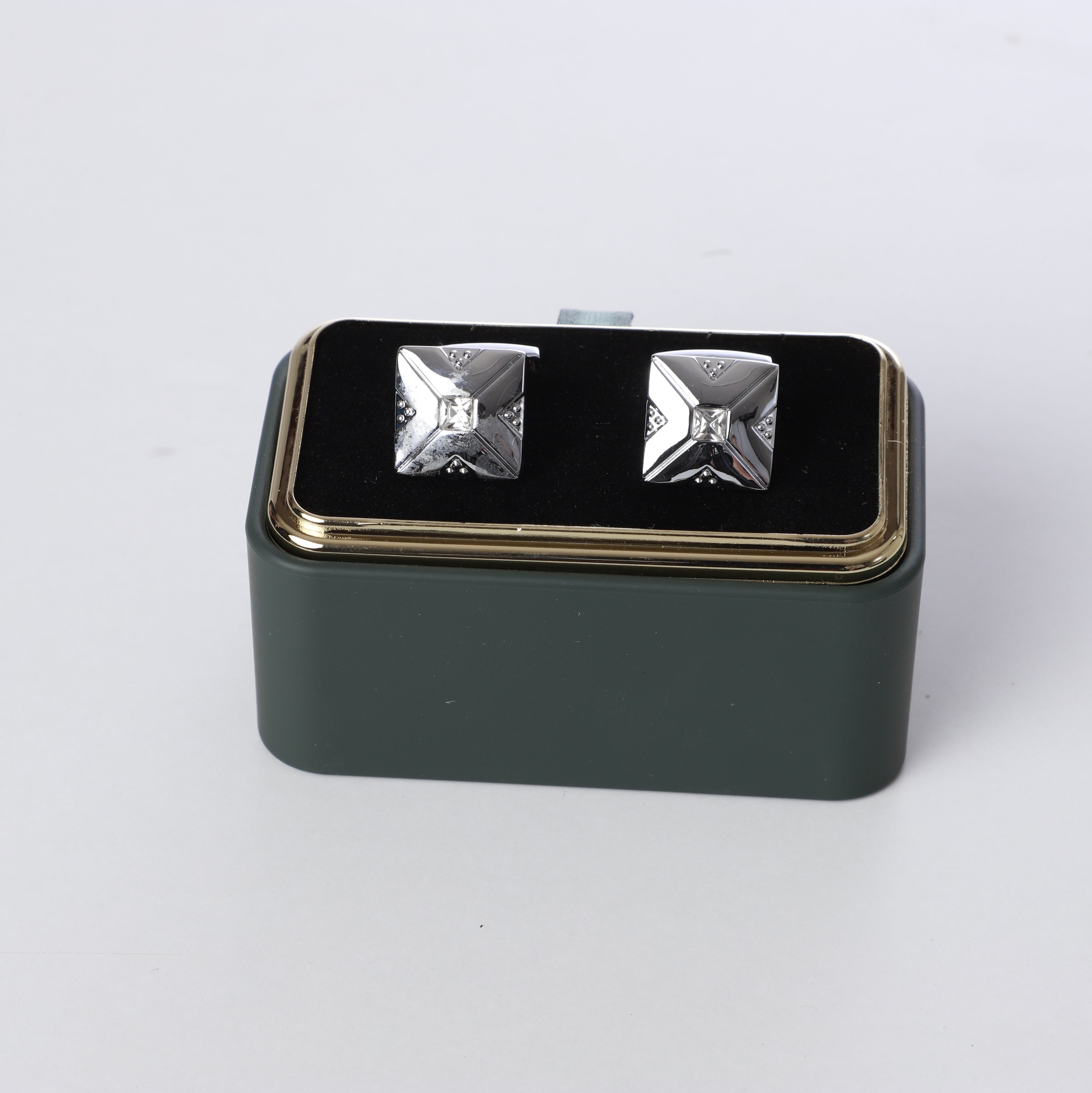 K cufflinks 10 remove the tape mark from the left one