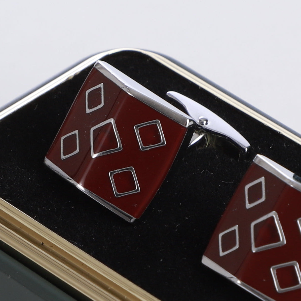 K cufflinks 18